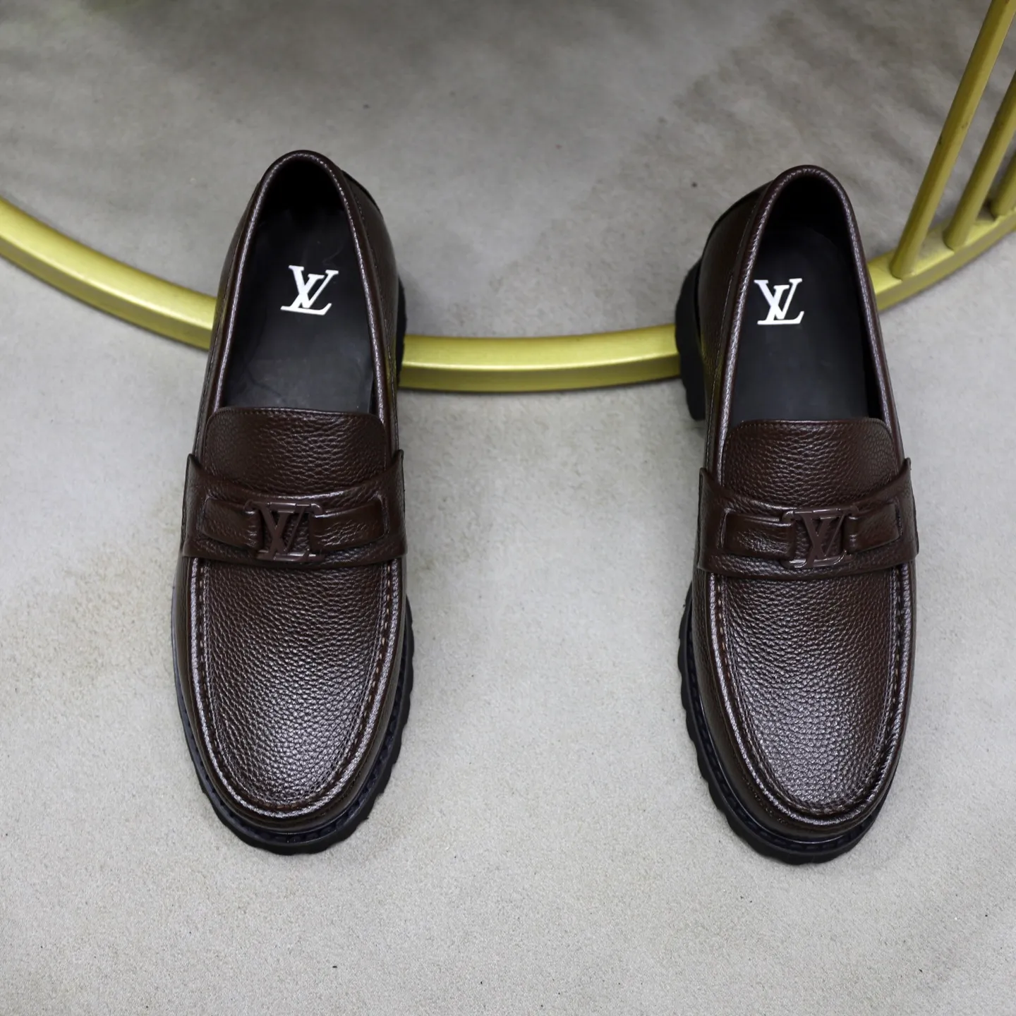 Men's men's shoes💰600💰Louis Vuitton LV men's classic Oxford shoes, men's business formal boutique leather shoes, classic style, almond kernel exquisite toe, ultimate art, the whole shoe is made of imported cow leather (open edge beads), carefully selected, fine pores, excellent gloss, soft texture, strong toughness, durable and not easy to deform, apricot calf leather lining, soft, comfortable, sweat-absorbent and breathable. Foam outsole, original box and dust bag packaging! Size: 38–44 (45/46 customized)
